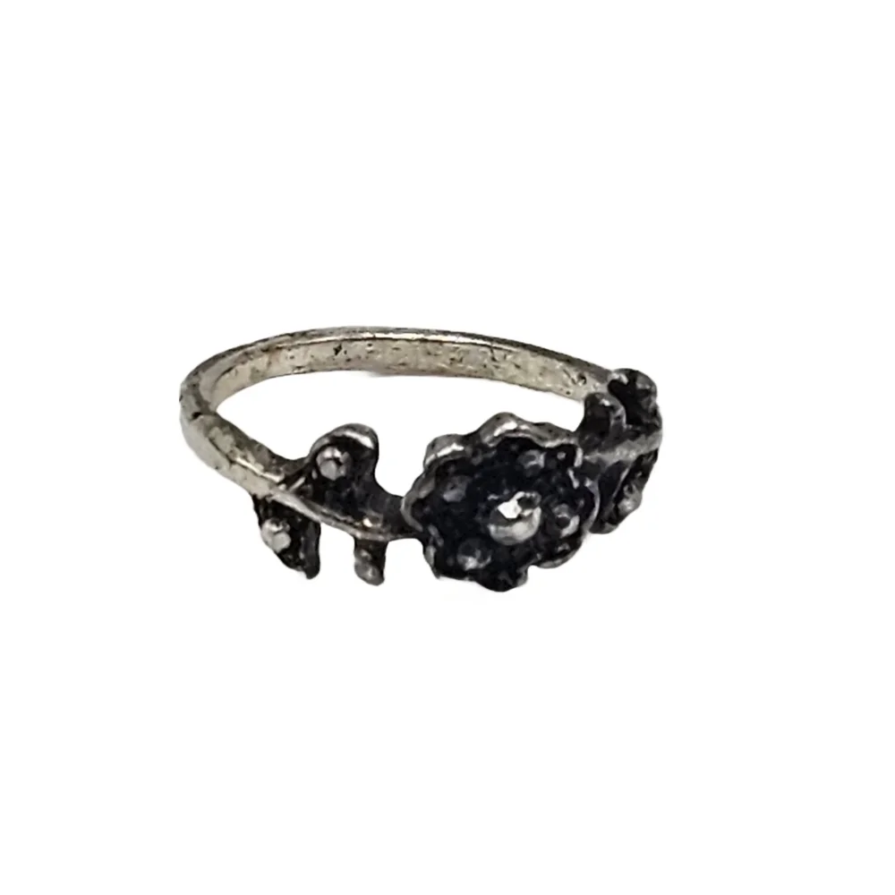 Vintage Silver-Toned Flower Ring (Size 5)